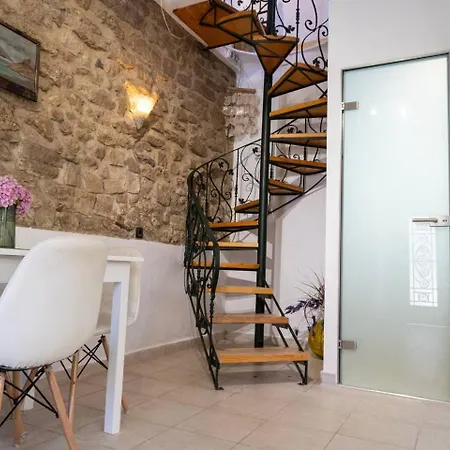 Nina's Traditional House By Estia *