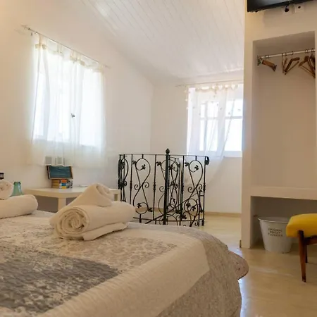 Nina's Traditional House By Estia * Valanio